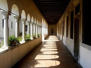 colonne, archi, ombre, portico, chiostro, finestre, piante, ombra, porticato, vasi, fiori, corridoio, porte, prospettiva