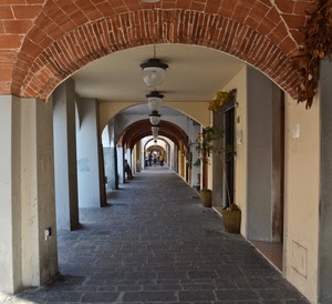 archi, lampioni, pilastri, portico, mattoni, piante, lampade, portici, colonne, vasi, persone, prospettiva, porte, arco