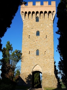 torre, merli, finestre, alberi, porta, arco, cielo