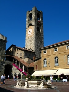fontana, piazza, torre, orologio, finestre, statue, fiori, scala, cielo, palazzi, persone, tende, campanile, passanti