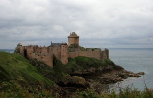 castello, mare, nuvole, cielo, torri, scogli, verde, acqua, torre, promontorio, fortezza, erba, prato, costa