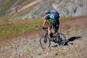 bicicletta, zaino, casco, ciclista, montagna, ruote, verde, discesa, erba, prato, uomo, rocce, sterrato, sassi, ombra, montagne, terreno, sport