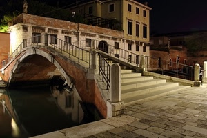 ponte, ringhiera, canale, scalini, acqua, case, scala, arco, finestre, notturno, notte, riflessi, riflesso, gradini, ringhiere, pilastri, scalinata, venezia, colonne