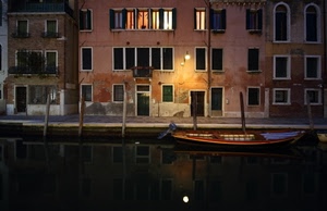 barca, canale, finestre, riflesso, acqua, pali, venezia, riflessi, palazzi, notturno