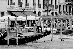 venezia, gondole, gondoliere, pali, bianconero, palazzi, acqua, lampioni, canale, ombrelloni
