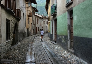 vicolo, balconi, porte, case, donna, pietre, strada, ragazza, portoni, selciato, persona