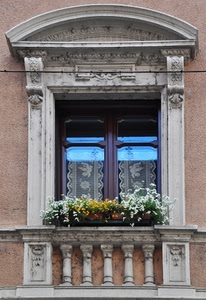 fiori, finestra, balcone, colonne, tende, vetri, vasi, arco, tendine