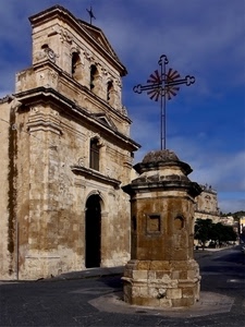 chiesa, croce, cielo, finestre, monumento, archi, azzurro, portone, croci, alberi, piazza, case, facciata, colonna, strada, porte, ferro, nuvole, arco
