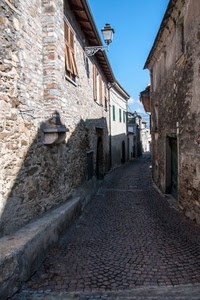 vicolo, lampione, ombra, case, finestre, strada, pietra, mattoni, selciato