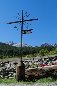 croce, montagne, verde, fiori, ferro, cielo, montagna, alberi, erba, azzurro, bosco, muretto, sassi, pietre, metallo