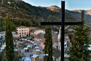 alberi, croce, case, panorama, crocifisso, piazza, montagne, montagna, paese, mercato