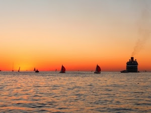 mare, barche, tramonto, vele, nave, rosso, cielo, acqua, arancione, orizzonte, riflessi, sole, onde, fumo