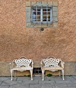 finestra, due, sedie, grata, muro, panchine, bianco, inferriata