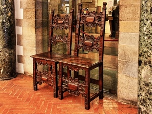 sedie, legno, due, porta, vetrata, colonne, muro, riflesso