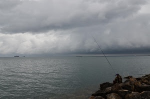 mare, scogli, nuvole, pescatore, acqua, canna, cielo, maltempo, massi