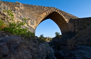 ponte, cielo, arco, alberi, pietre, rocce, piante, massi, mattoni