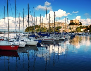 barche, porto, mare, nuvole, cielo, riflessi, case, alberi, acqua, paese, azzurro, rosso, riflesso, molo