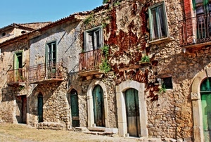 porte, balconi, finestre, case, rudere, ruderi, pietre, ringhiere, verde, finestra, mattoni