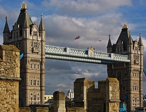 ponte, bandiere, torri, nuvole, londra, cielo, finestre, guglie