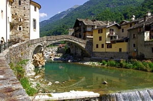 ponte, fiume, acqua, case, montagna, cielo, cascata, montagne, paese, finestre, verde, pietra, arco, riflesso