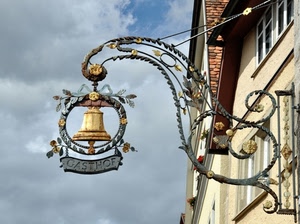 campana, insegna, ferro, scritta, cielo, oro, nuvole, finestre, metallo