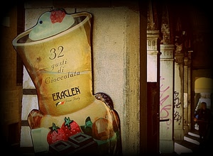 insegna, cioccolata, fragole, pilastri, colonne, portico, ombre, tazza