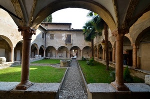 pozzo, colonne, archi, chiostro, verde, prato, alberi, sentiero, porticato, portici, arco, finestra, portico, cortile, erba, palme