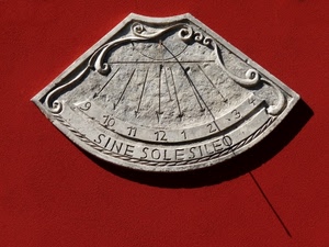 meridiana, numeri, ombra, rosso, orologio, asta, ore, scritta, frecce, sole