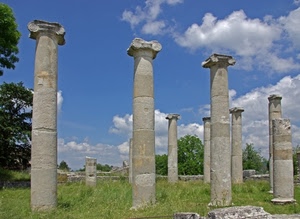 colonne, cielo, nuvole, alberi, ruderi, erba, capitelli, verde, rovine, prato, archeologia, pietra, azzurro, bianco