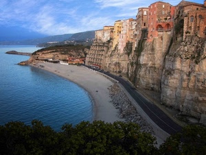 mare, spiaggia, cielo, case, nuvole, alberi, strada, acqua, sabbia, scogliera, borgo, rocce, panorama, finestre, scogli, scogliere