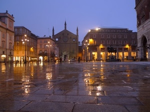 chiesa, piazza, luci, pioggia, riflessi, lampioni, portici, cielo, finestre, palazzi, notturno, notte, bagnato, archi, monumento, riflesso