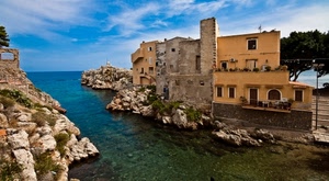 mare, cielo, case, scogli, acqua, finestre, alberi, nuvole, rocce, insenatura, abitazioni, scogliere, torre, scogliera