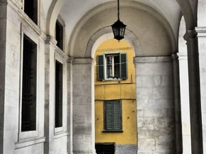 finestre, lampione, arco, giallo, persiane, archi, portico, colonne