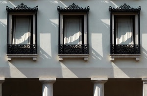 finestre, tre, colonne, tende, bianco, ombre, balconi, palazzo