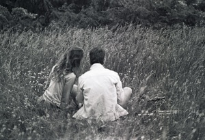 erba, coppia, bianconero, prato, donna, uomo, campo, fiori, seduti, innamorati, due