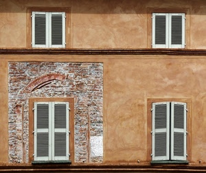 finestre, quattro, persiane, mattoni, muro, casa, arco, palazzo, facciata, bianco