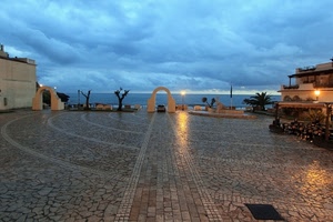 piazza, mare, nuvole, archi, luci, lampioni, cielo, auto