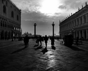 venezia, piazza, bianconero, ombre, colonne, controluce, persone, palazzi, passanti