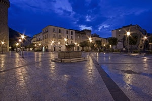 piazza, lampioni, blu, cielo, luci, fontana, notturno, palazzi, nuvole, pozzo, finestre, riflessi, notte, linee, case, alberi
