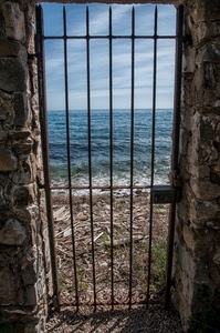mare, cancello, acqua, cielo, spiaggia, ferro, onde, nuvole, porta, serratura, muro, pietre