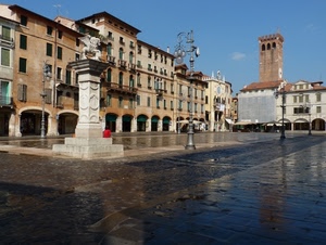 piazza, torre, lampioni, lampione, leone, monumento, palazzi, archi, pioggia, portico