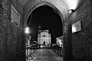 chiesa, arco, bianconero, notturno, notte, lapidi, strada, portico, luci, campanile