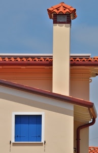 finestra, tegole, tetto, cielo, comignolo, azzurro, blu, casa, tubo, grondaia, ombra, grondaie, arancione, rosso, camino