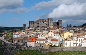 nuvole, castello, case, strada, cielo, borgo, mura, paese, torri, panorama, finestre, tetti, alberi