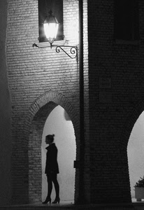 lampione, arco, donna, portico, bianconero, mattoni, luce, ombra, ragazza