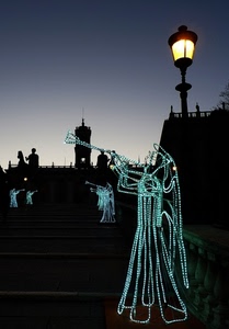 angeli, lampione, luci, angelo, torre, campanile, ali, tromba, notte, luminarie, verde, luce, natale, controluce, cielo, lampioni, trombe, sera, scalinata, persone