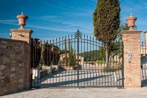 cancello, vasi, albero, cielo, pilastri, muro, alberi, ferro, cipresso, colonne, villa