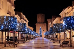 panchine, luci, alberi, piazza, notte, natale, torre, luminarie, castello, riflessi, notturno