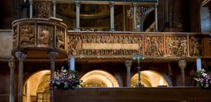 colonne, pulpito, croce, archi, chiesa, altare, fiori, interno, balaustra, balcone, luci, candele, lampadari, bassorilievi, luce