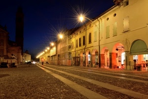lampioni, notte, strada, luci, portici, notturno, piazza, prospettiva, campanile, cielo, finestre, archi, negozi, scorcio
